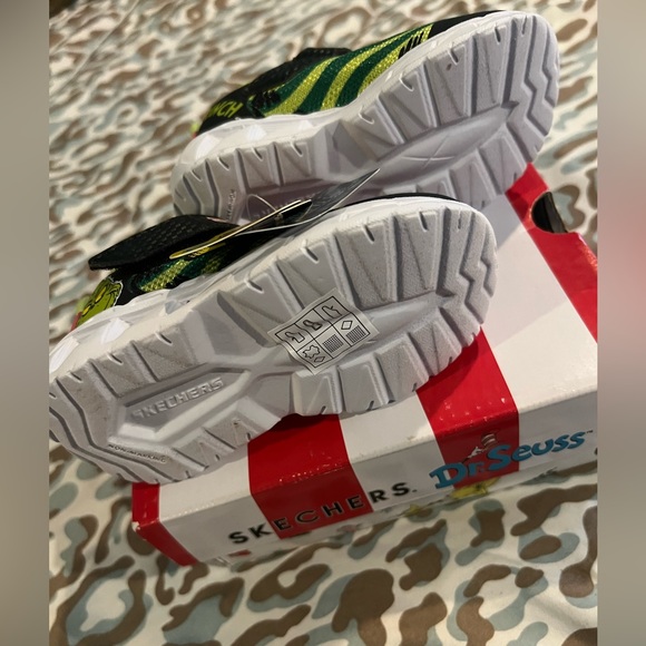 Dr Seuss Grinch light up Sneakers - Picture 3 of 7